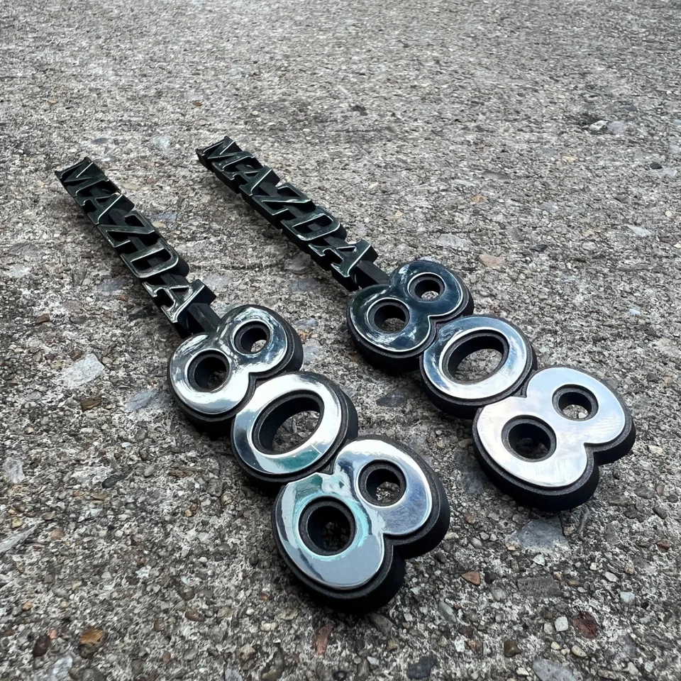 Guardabarros trasero lateral insignia emblema MAZDA 808 piezas originales nuevo de lote par de Japón Foto 3 de 4