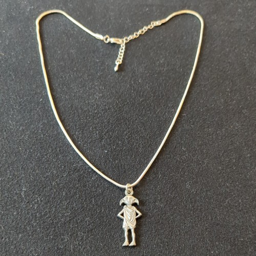 Collana tono argento catena e ciondolo Dobby Harry Potter bigiotteria 83E - Foto 1 di 6