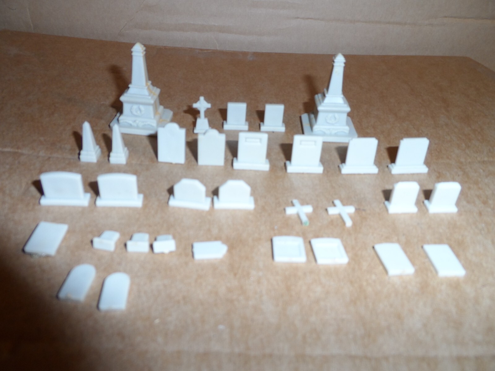 HO SCALE CEMETARY GRAVE MARKERS LOT OF OVER 30 PIECES
