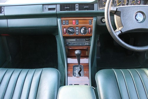 Mercedes-Benz 300 E Auto Saloon W124 - Picture 12 of 12