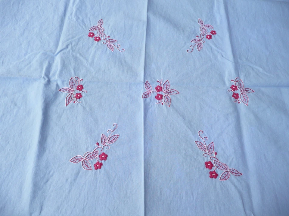 nappe ancienne vintage brodée de fleurs et feuillages entourage dentelle - Photo 2/4