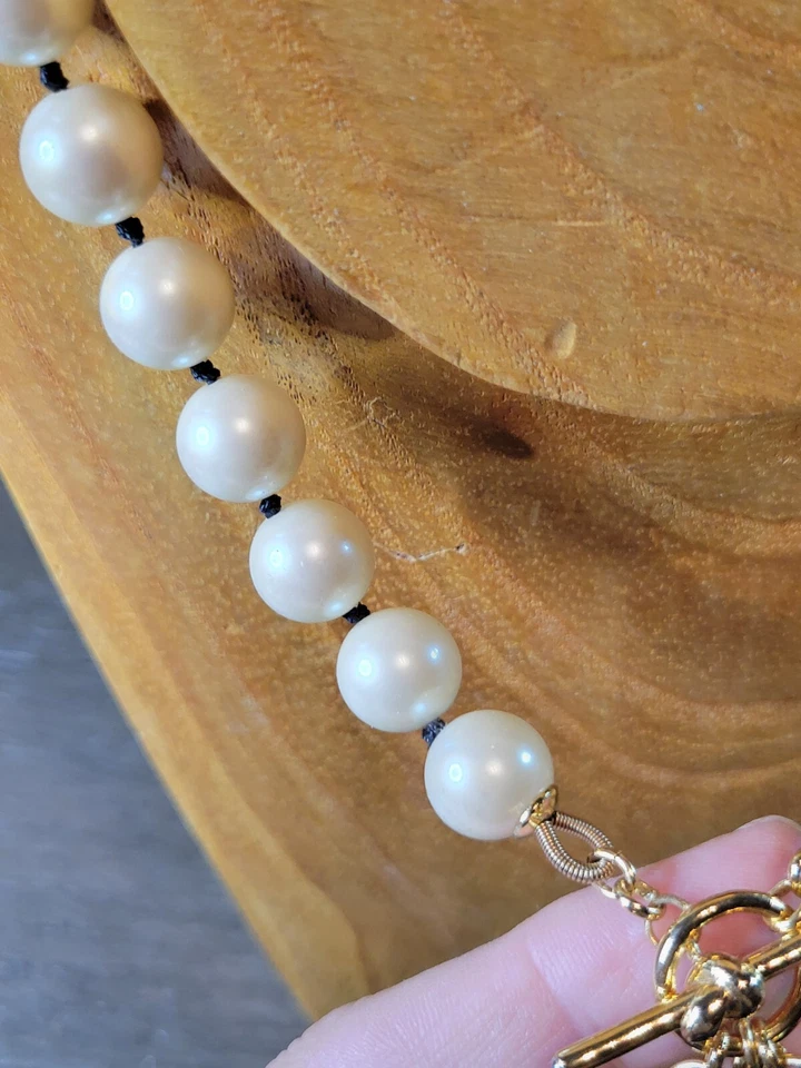 Colar de borla preta pérola falsa Kate Spade New York com fecho alternador - Imagem 4 de 4