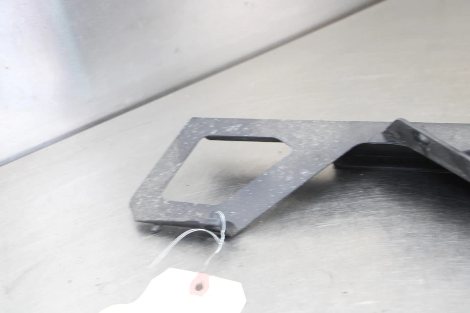 04-05 SUZUKI GSXR600 REAR BACK DRIVE CHAIN GUARD COVER SHIELD Foto 2 de 4