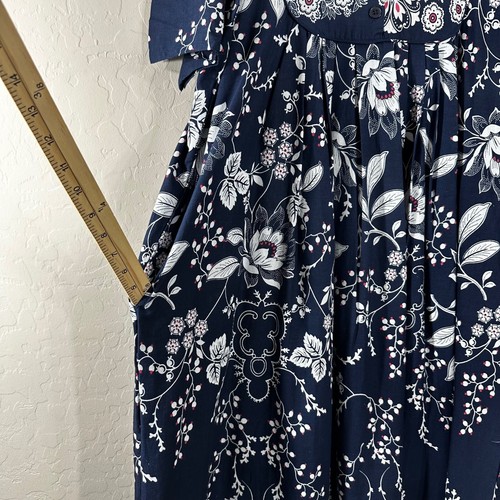Only Necessities Damen Kleid dunkelblau Baumwolle Blumen Seitentaschen Midi Gr. M - Bild 8 von 12