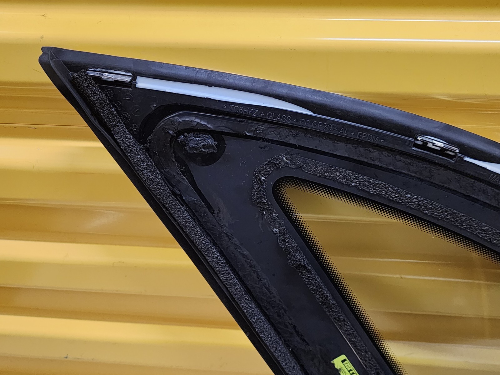 2016-2020 BENTLEY BENTAYGA REAR RIGHT GLASS QUARTER VENT WINDOW SIDE PANEL OEM