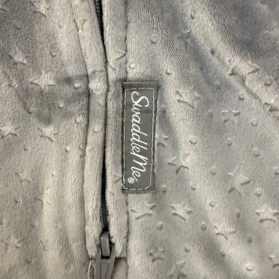 Cápsula para dormir infantil con cremallera de terciopelo gris SwaddleMe Foto 3 de 4