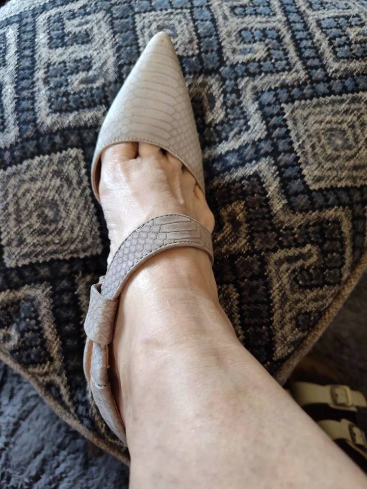 Salto Vince Camuto Calin nude creme estampa de cobra couro tiras, tamanho 7 - Imagem 4 de 4