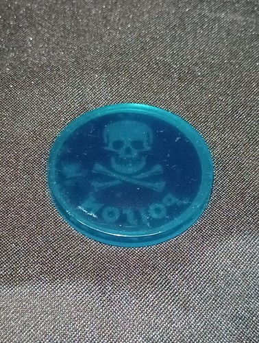 Calavera venenosa vintage años 90 huesos cruzados azul acrílico transparente plástico Pog Slammer  - Imagen 3 de 3