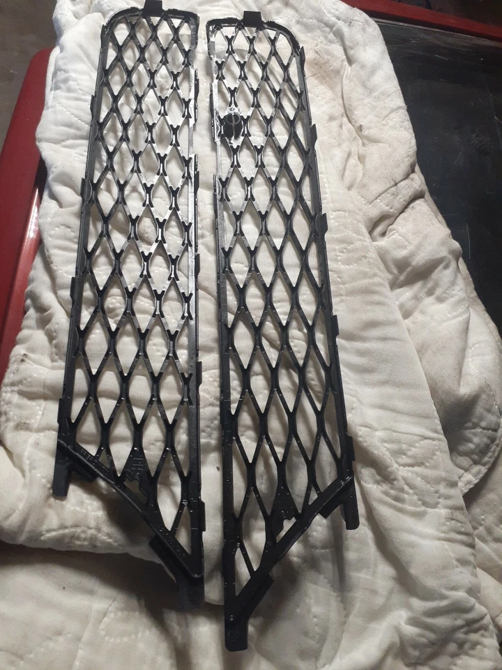 06-09 MERCEDES-BENZ W251 R350 R500 PARACHOQUES DELANTERO INFERIOR PAR PARRILLA 110619 Foto 3 de 4