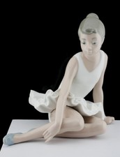 Beautiful Seated Ballet model #0147 Ornament by Lladro Nao