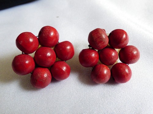 VTG Red beads cluster celluloid plastic clip earrings Old - Afbeelding 1 van 7