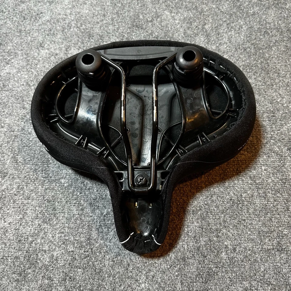 Sillín de asiento ejercitador de gel Serfas negro ranura profunda bicicleta Foto 2 de 4