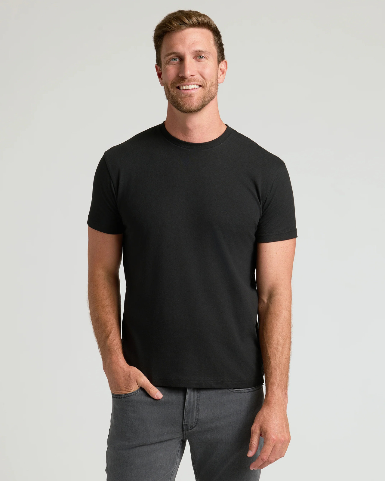 Истинно классическая мужская футболка с круглым вырезом и коротким рукавом