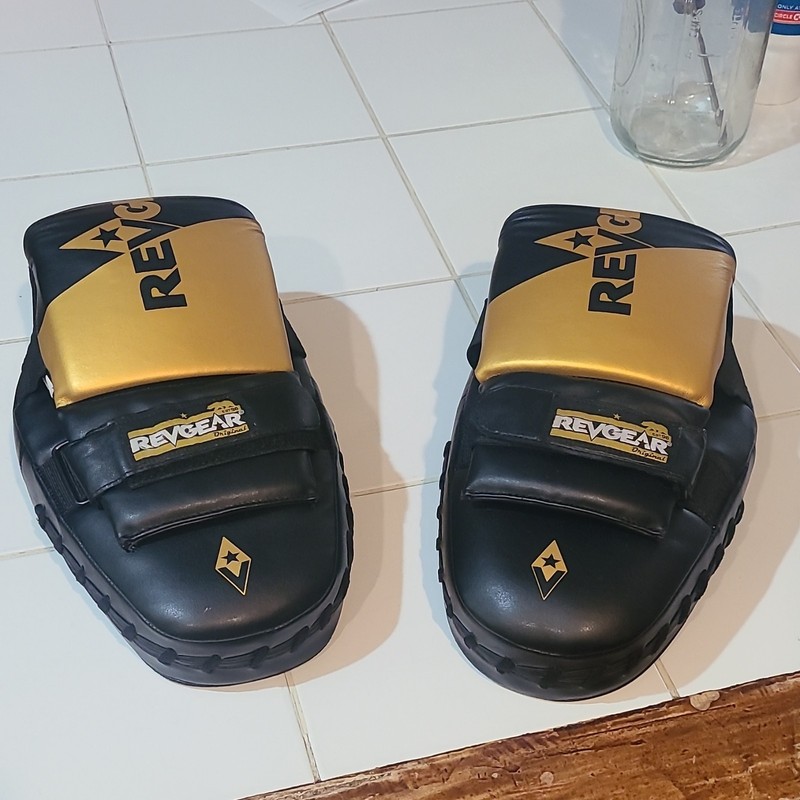 Revgear Focus Mitts Punch Mitts Black/Gold Pair
