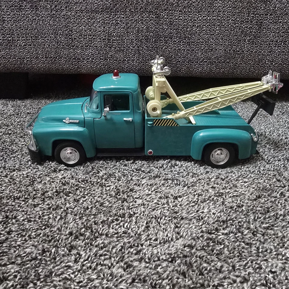 Welly 1956 Ford F-100 Tow Truck 1/18 Scale - Image 2 of 4
