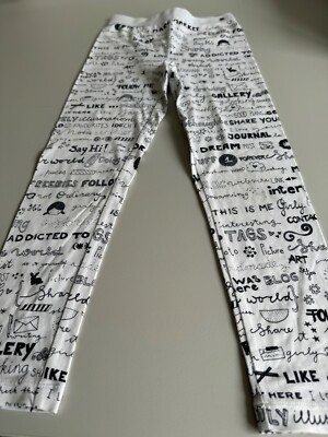 Nono Kinder Leggings. Größe 8 (122-128). weiß mit schwarzem Schriftzug