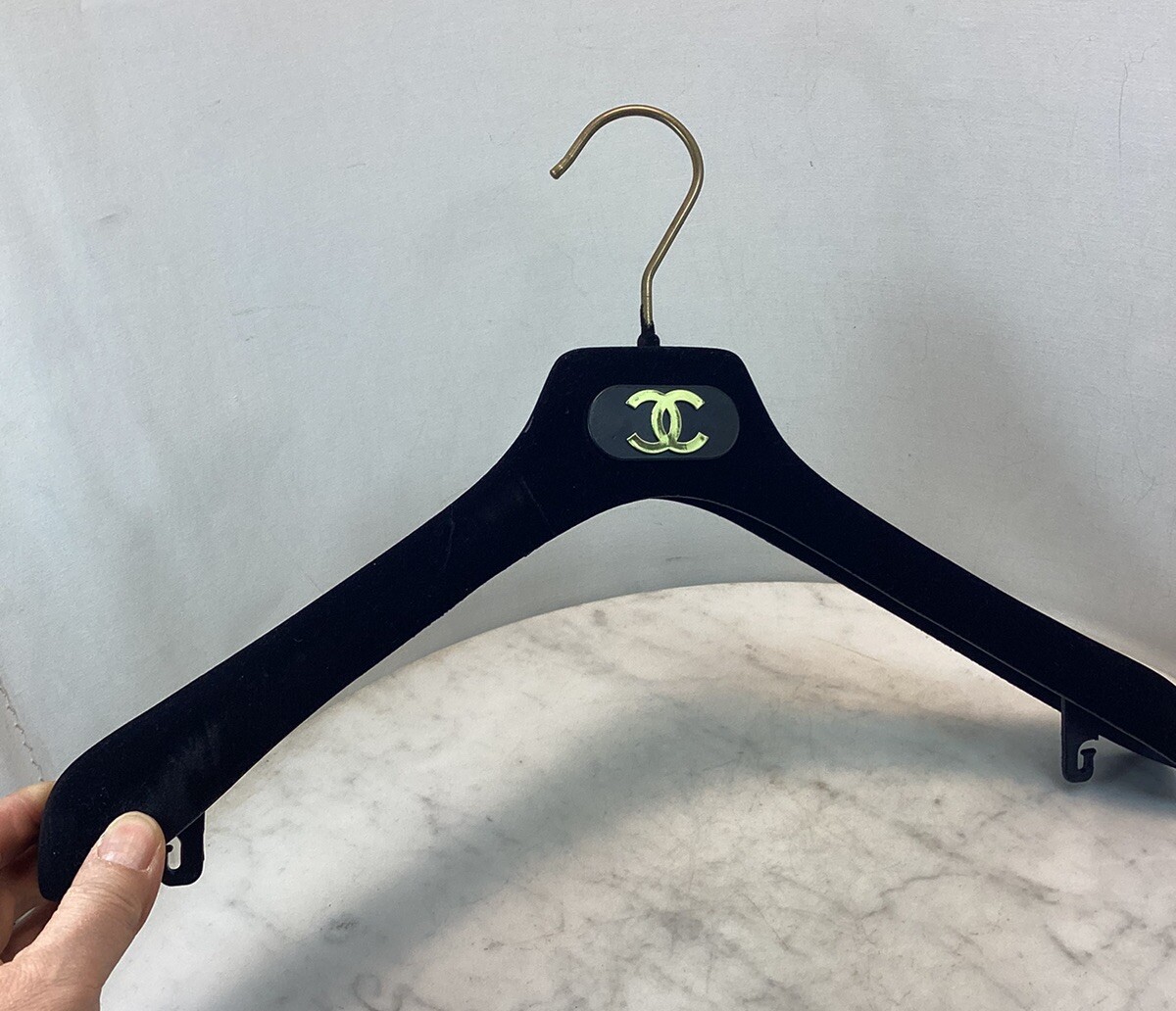 CHANEL 黒いベルベットハンガー 8本 Vintage Genuine CHANEL Black Velvet Clothes Hanger | eBay