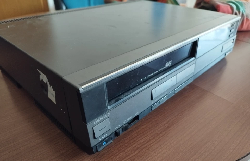 HITACHI VT-110E Videoregistratore VHS d’epoca RARITÀ – si accende, da riparare - Immagine 2 di 4