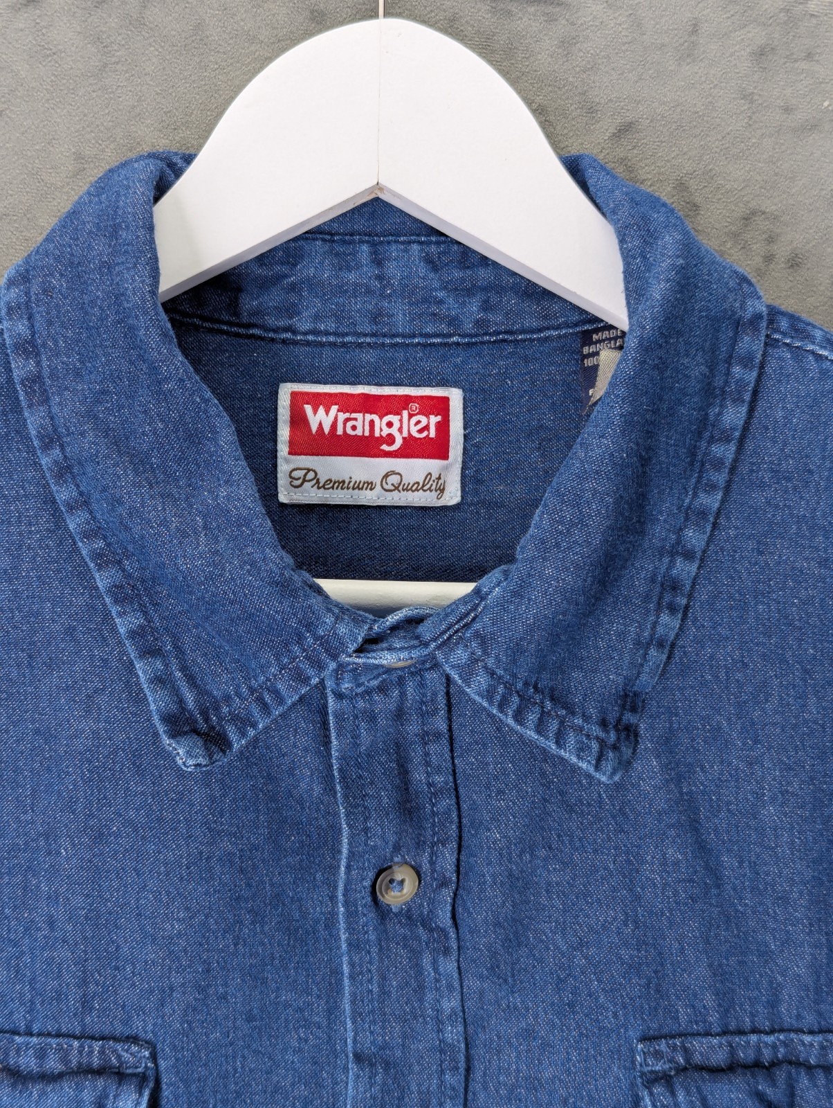 Wrangler Denim Shirt Men's Size Medium Relaxed USA Fit 100% Cotton Long Sleeve image 3