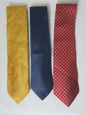 Austin Schilf gelbe Seidenkrawatte und zwei Krawattenhalter Seidenkrawatten, rot & blau, gemustert