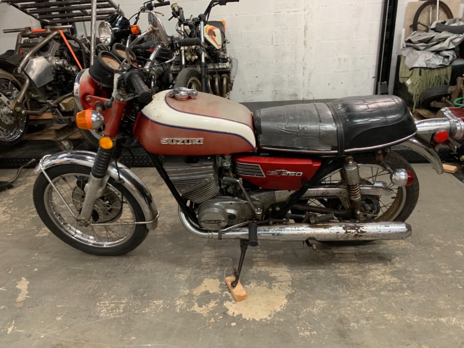 1973 Suzuki GT 250  1973 Suzuki GT 250