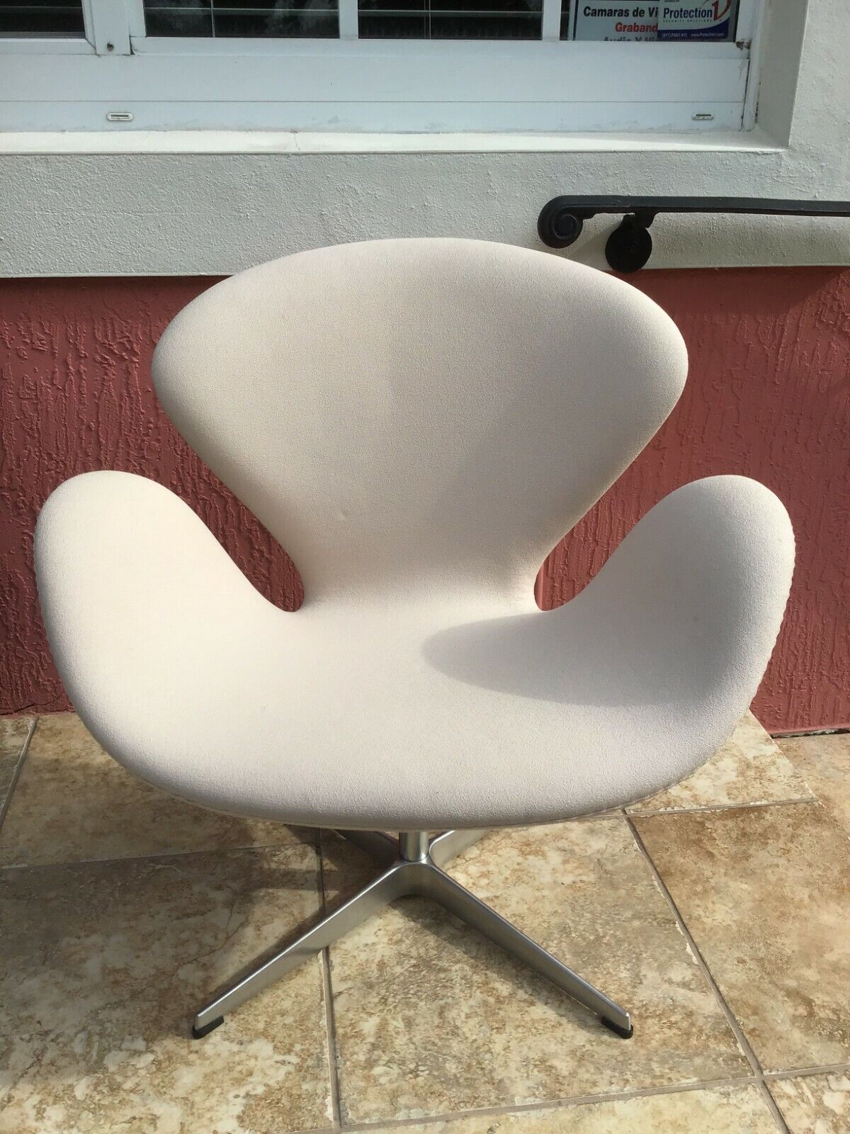 Original Arne Jacobsen Cream Swan Chairs 