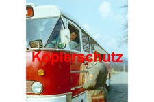 J47 Oberf&auml;hnrich der Grenztruppen kontrolliert IKARUS 66 Bus vor 1979