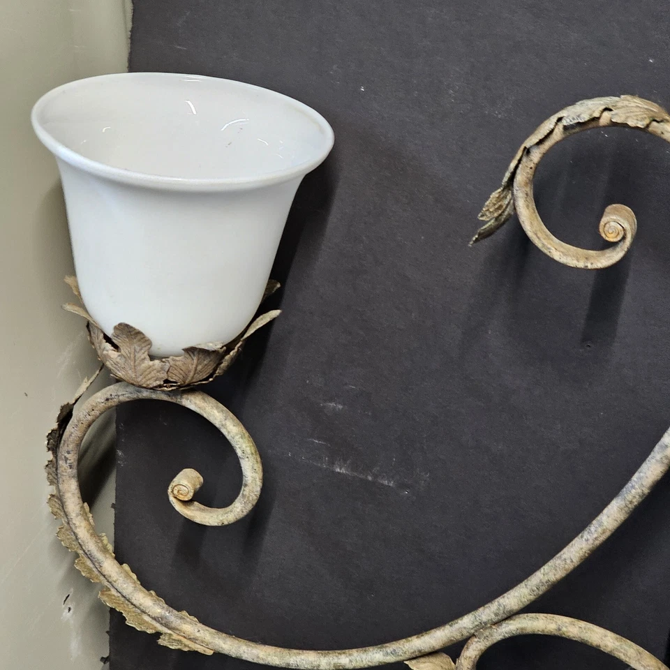 Antiguo candelabro rizado de hierro forjado de vidrio de leche de 2 hojas de luz 31"x34" gótico Foto 4 de 4