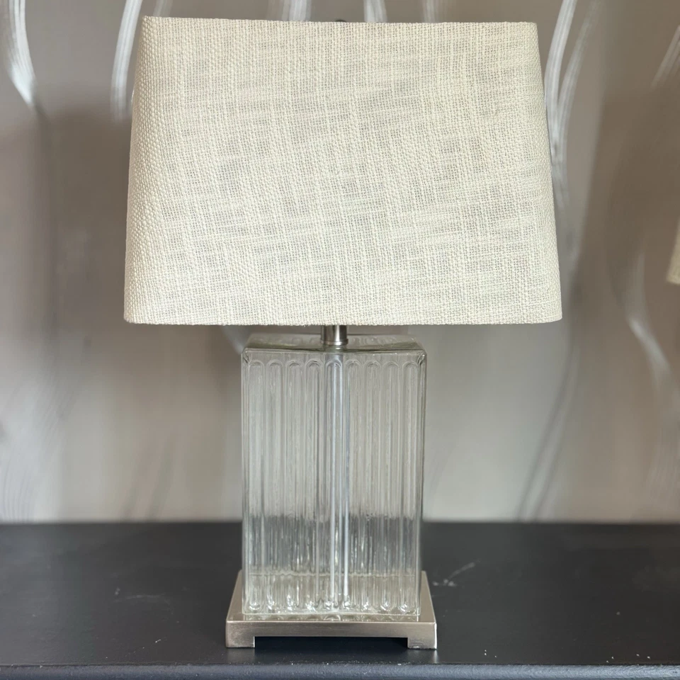 Par de Lámparas de Mesa de Vidrio Acanalado Base de Níquel Cepillado - Estilo de Iluminación Dimond Moderno Foto 4 de 4