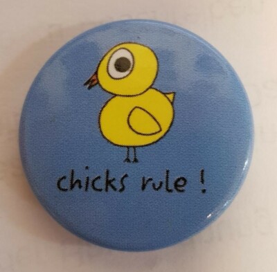 David & Goliath-Chicks Rule Anstecker Button Ø2,5 cm- NEU & OFFICIAL!