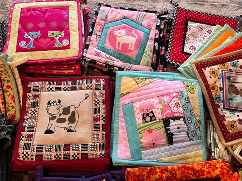 New 150 Handmade Quilted Potholders- Cotton, Linen. Wholesale only - Picture 4 of 6