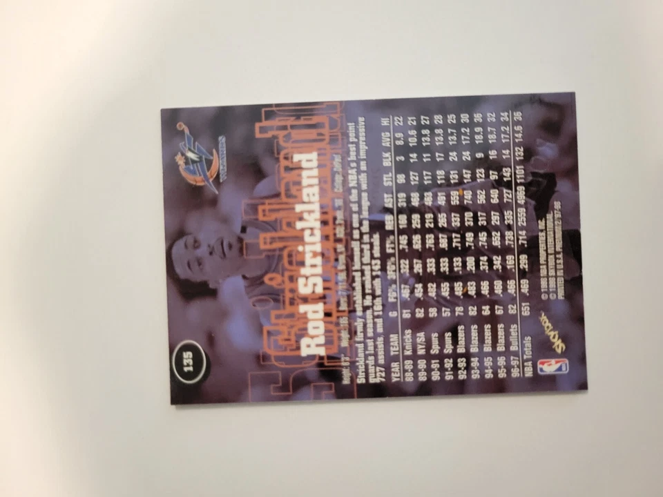 Skybox Premium Rod Strickland Wizards #135 Salón de la Fama NBA 1997-1998 Foto 2 de 3