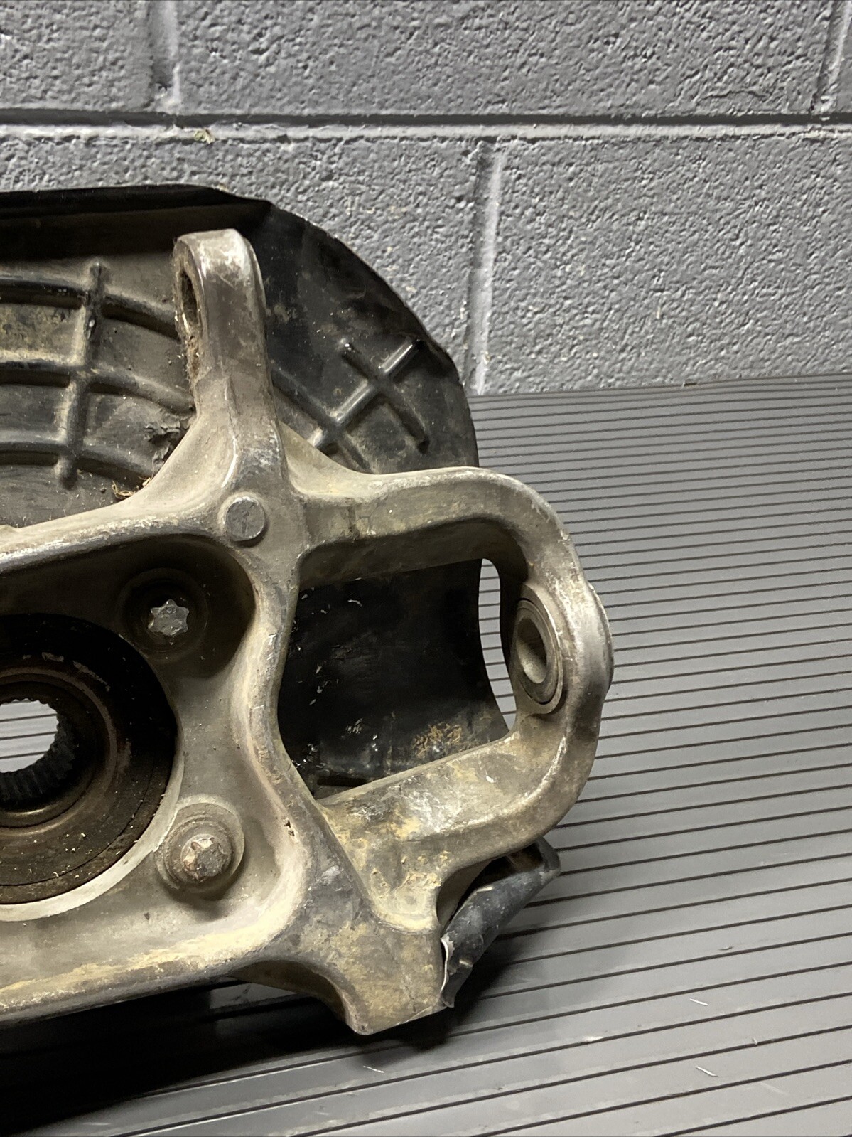 2017-2020 Maserati Levante S M161 Front Right Knuckle Spindle Hub OEM