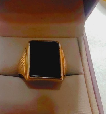 VintaGE 10k Yellow Gold  Men's  Ring  with Onyx Size 8 3/4. ((4))