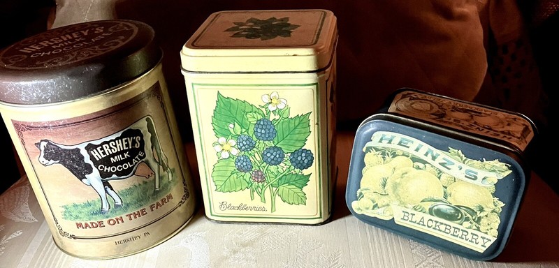 3 vintage Tins. Heinz keystone brand.,Hallmark Tin and Hershey’s Tin with cow