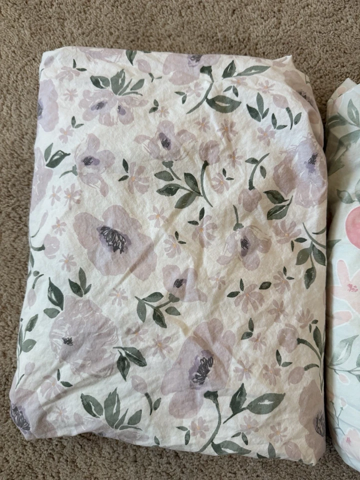 2 lençóis ajustados rosa/roxo para berço floral de algodão orgânico infantil Pottery Barn - Imagem 2 de 4