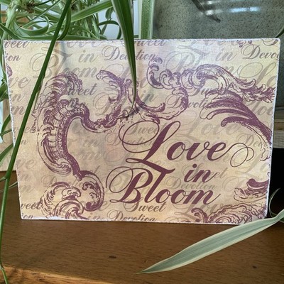 Deko Holzregal Sitzer mit Worten Liebe in Blüte Wohndeko Geschenkidee