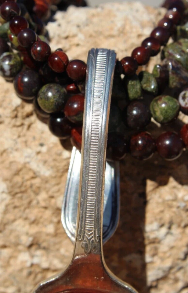 Colgante ojo de tigre rojo. Juego en una cuchara de azúcar vintage chapada en plata de ley. Foto 3 de 4