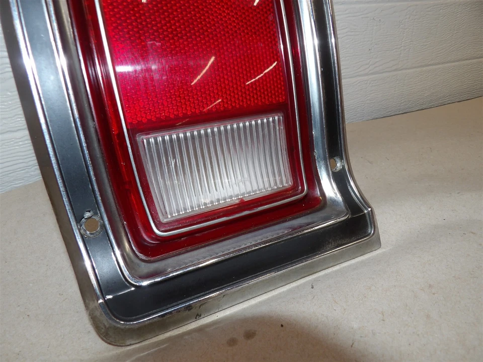 LUZ TRASERA LADO CONDUCTOR IZQUIERDA MONTAJE DODGE ASPEN 1976-1980 STATION WAGON Foto 3 de 4