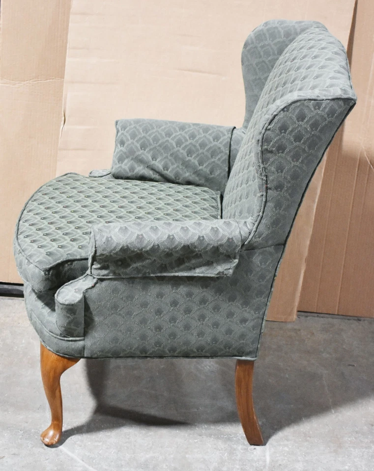 Par de sillones estilo reina Ana caoba sillas de ala tela estampada verde Foto 3 de 4