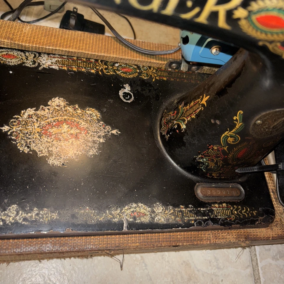 MÁQUINA DE COSER ANTIGUA CANTANTE MODELO 66 'OJO ROJO', FUNCIONA CON ESTUCHE Foto 4 de 4