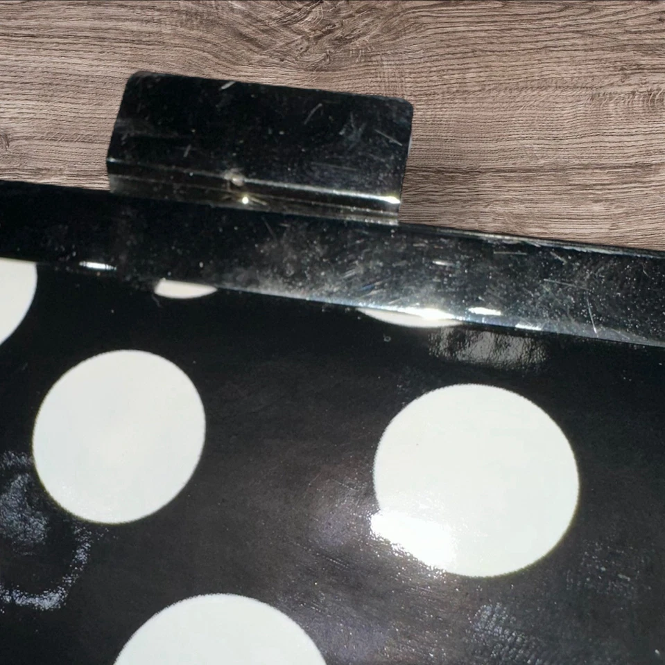 Bolso de Mano Neiman Marcus Lunares Blanco y Negro Retro Charol Sin Correa Foto 3 de 4