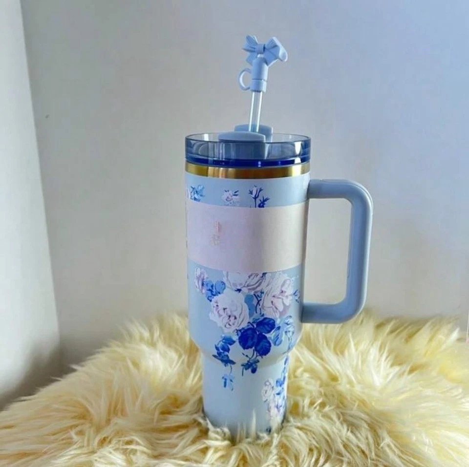 Stanley X LoveShackFancy Holiday Quencher Cup Natal Blue Bows presente especial 40 oz - Imagem 3 de 4