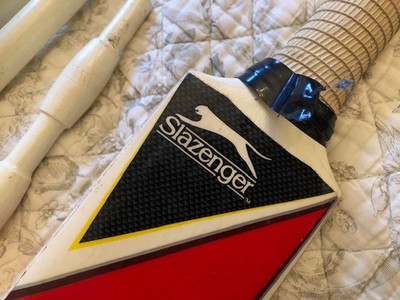 Slazenger Cricket Set - Junior Größe 3 Schläger, Bügel, Stümpfe & Tasche
