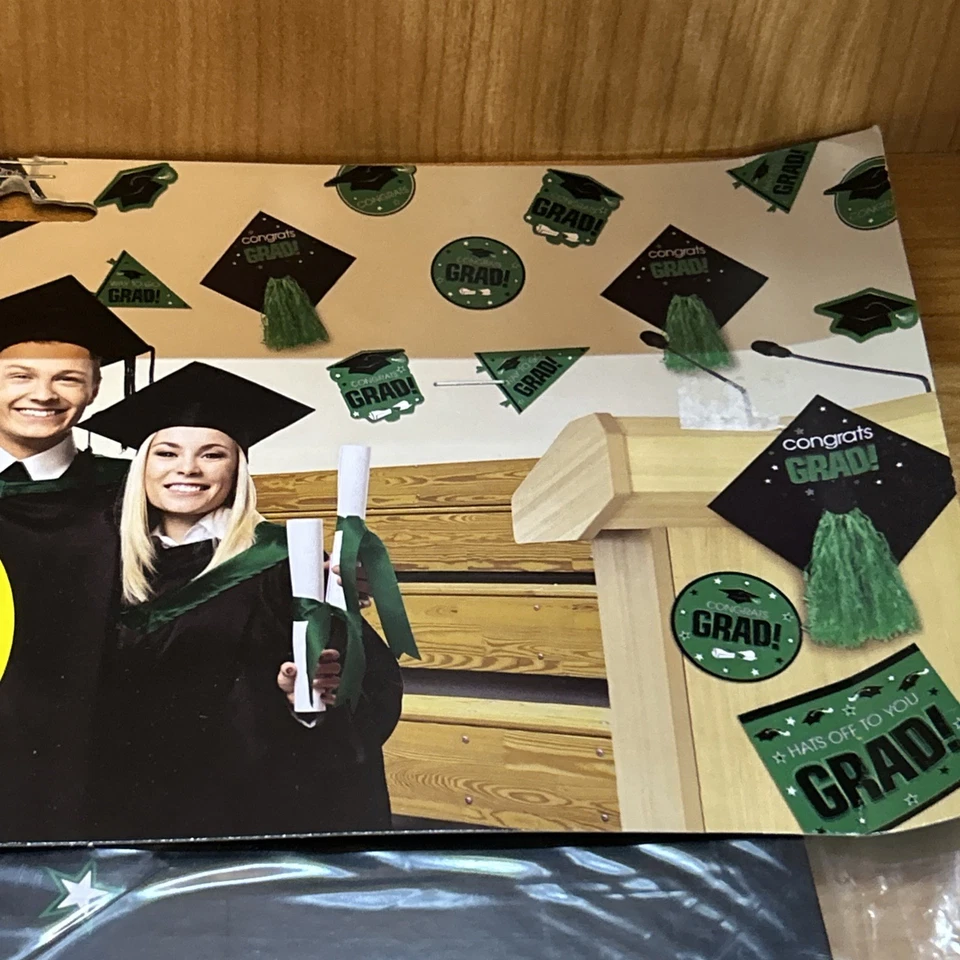 Amscan Green graduation 16 piece cut outs - Image 2 of 4