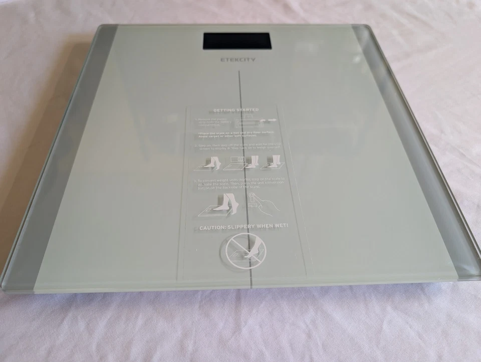 Báscula de baño digital Etekcity con tecnología Step-On de vidrio plateada 400 libras Foto 2 de 4