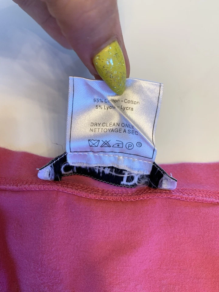 Camiseta Dior's John Galliano J'ADORE 2002 Vintage Usada en Excelente Condición Rosa Estrás Talla 14 Foto 4 de 4