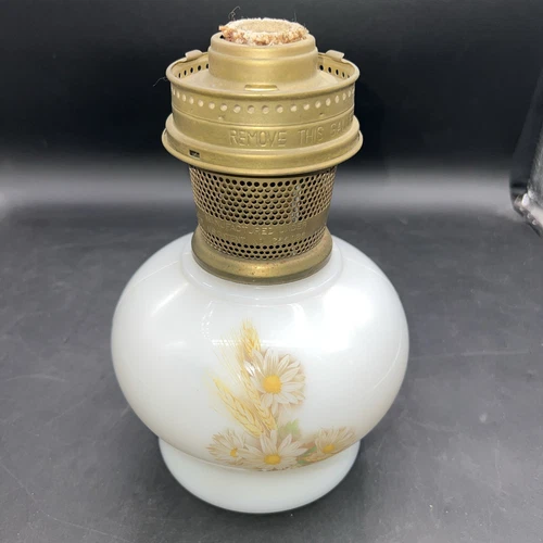 VTG ALADDIN 23 OIL/ KEROSENE LAMP DASIES/ WHEAT MILK GLASS MADE IN U.S.A.
