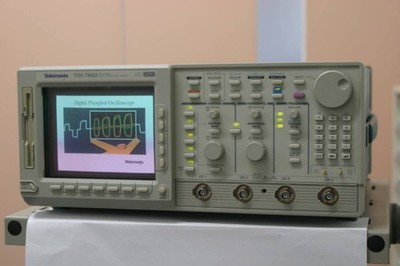 Tektronix TDS784D Digital Oszilloskop mit Handbuch Japan