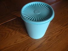 Tupperware Turquoise Storage Canister with Li...